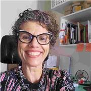 Brasilianerin sitzend in Brasilien  bietet Online Portugiesisch Privatunterricht an, und auch Deutsch, wenn erwünscht!